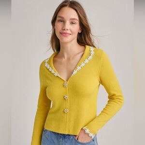 Cute Daisy-Trimmed Yellow Women's sweater retro looking w pearl flower buttons